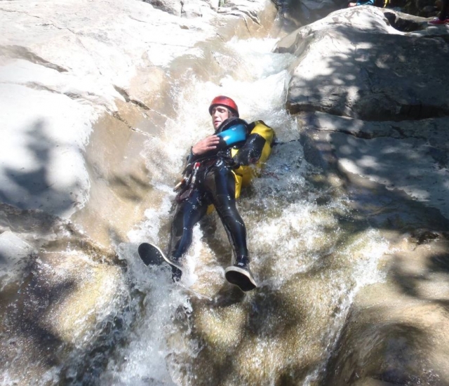 Lassen Sie sich auf den natürlichen Rutschen fallen